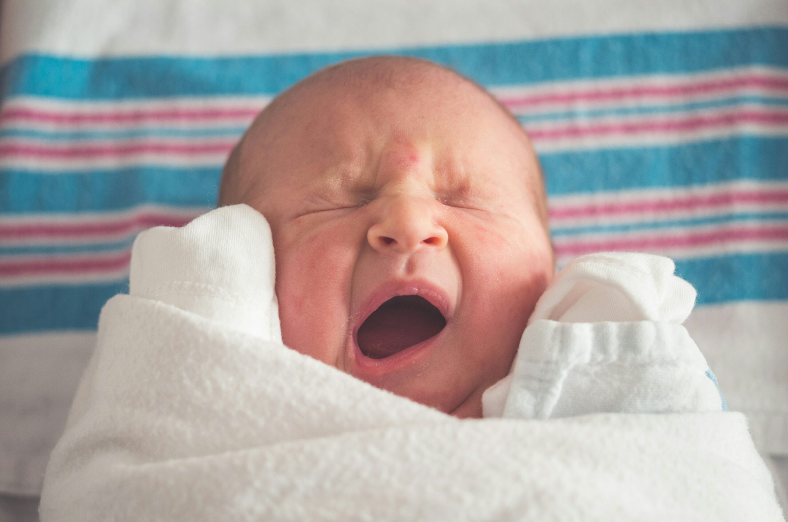 bébé pleure